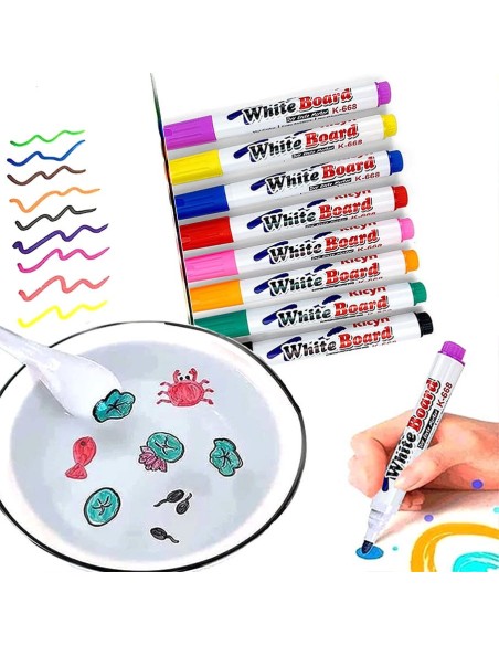 Flomasteriai su šaukštu, plūduriuojantys vandenyje piešinukai