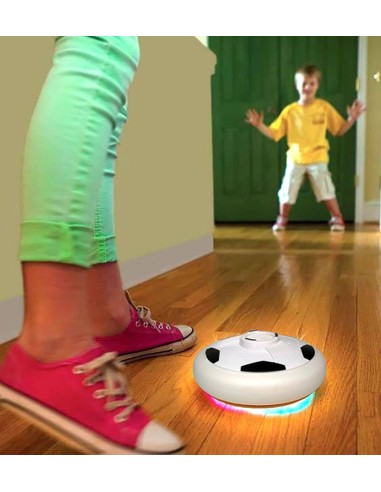 Aktyvūs žaidimas su paviršiumi slystančiu futbolo kamuoliu