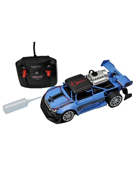 Radio bangom valdomas sportinis automobilis, leidžia dūmus - garus